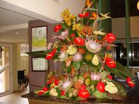 unser Hotel -  Blumendeko an der Rezeption