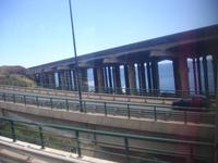 Blick aus dem Bus auf den Flughafen von Funchal