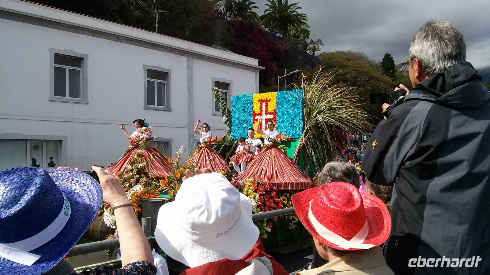 Blumenwagen mit der Fahne Madeiras