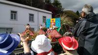 Blumenwagen mit der Fahne Madeiras