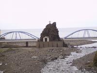 Ein Kapellchen in einer Ribeira-Mündung
