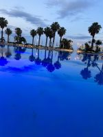 Hotelpool am Abend