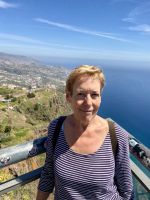 Reisebegleitung Heike Wagner in schwindelnder Höhe über dem Meer