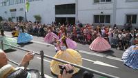 bunt gestreift
