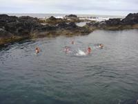 Erfrischung im Schwimmbad auf Flores