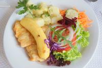 Degenfisch mit Banane-andere Länder-andere Sitten