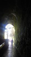 Tunnel bei der Wanderung zu den 25 Quellen