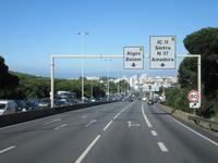 Auf der Autobahn. Eine Seite steht immer