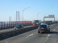Fahrt über die Brücke in Lissabon