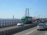 Fahrt über die Brücke in Lissabon