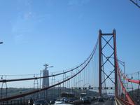 Fahrt über die Brücke in Lissabon