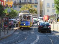 Die alte Straßenbahn - Linie 28 in den Gassen von Lissabon