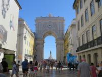 Lissabon – auf dem Weg Praca do Comércio – Blick durch den Triumphbogen