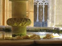 Kloster Bathalla – Brunnen im Kreuzgang