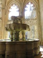 Kloster Bathalla – Brunnen im Kreuzgang