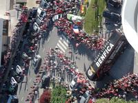 Aufgebot von Fans am Holiday Inn Gaia - die Mannschaft Benfica Lissabon zu Gast in unserem Hotel!