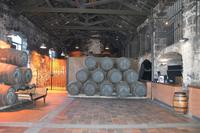 Weinfässer in der Burmester Weinkellerei