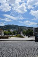 Springbrunnen mit der Igreja dos Santos-Passos im Hintergrund