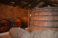 Weinfässer im Weinkeller 