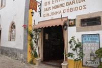 Haus in Óbidos, was den Kirschlikör Ginjinha anbietet
