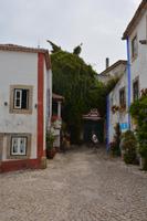 Bunte Kanten der weißen Häuser von Óbidos