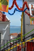 Gang durch die geschmückten Gassen Lissabons