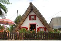 Strohgedeckte Häuser in Santana