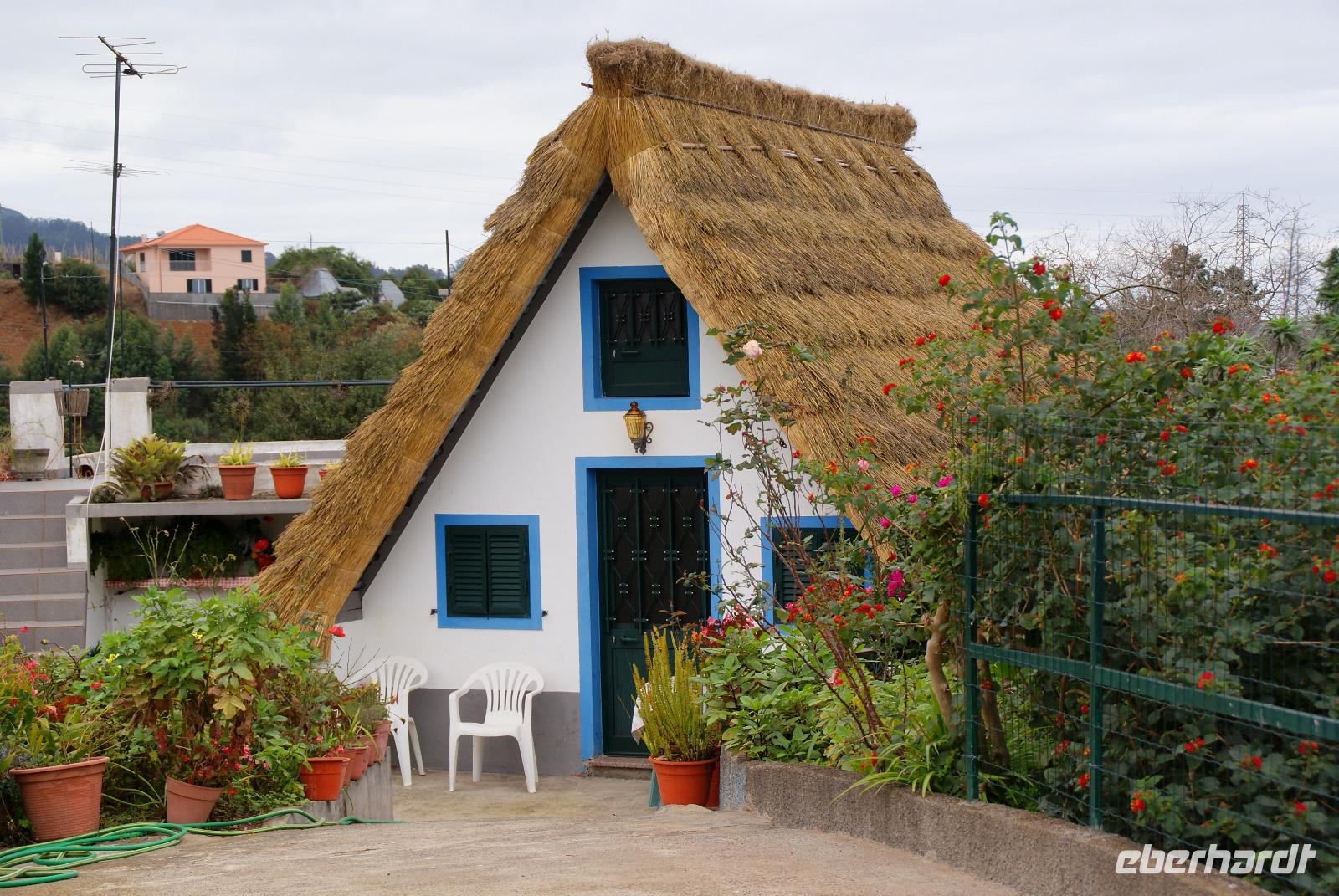Strohgedeckte Häuser in Santana