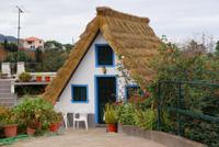 Strohgedeckte Häuser in Santana