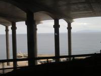 Straße unterhalb der Start- und Landebahn des Flughafens