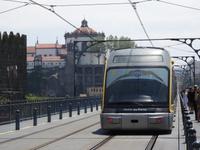 Porto - Fahrt der Metro Linie D über Brücke Luis I nach Gaia