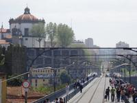 Porto - Fahrt der Metro Linie D über Brücke Luis I nach Gaia