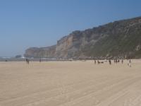 Nazare - am Strand und Blick auf den Felsen
