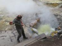 Mais kochen in heißen Quellen