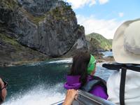 Bootsfahrt entlang der Küste von Flores