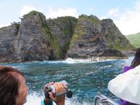 Bootsfahrt entlang der Küste von Flores