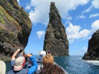 Bootsfahrt entlang der Küste von Flores