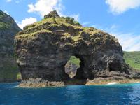 Bootsfahrt entlang der Küste von Flores