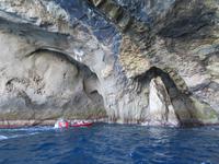 Bootsfahrt entlang der Küste von Flores