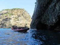 Bootsfahrt entlang der Küste von Flores