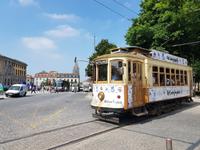 Traditionelle Straßenbahn in Porto