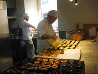Stadtrundgang Lissabon - im Cafè - die Pasteis de Nata werden gebacken  