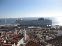 MSC Kreuzfahrtschiff im Hafen von Lissabon vor der Alfama