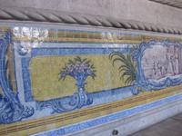 Lissabon - Azulejos-Wandrelief im Kreuzgang des Mosteiro dos Jeronimos