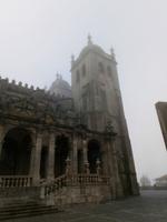 Kathedrale in Porto nahe des Flusses