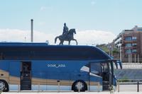 P6090451, wie kommt der Reiter auf den Bus????