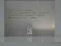 Fatima - Basilika zur Heiligsten Dreifaltigkeit - Grundstein aus dem Petrusgrab