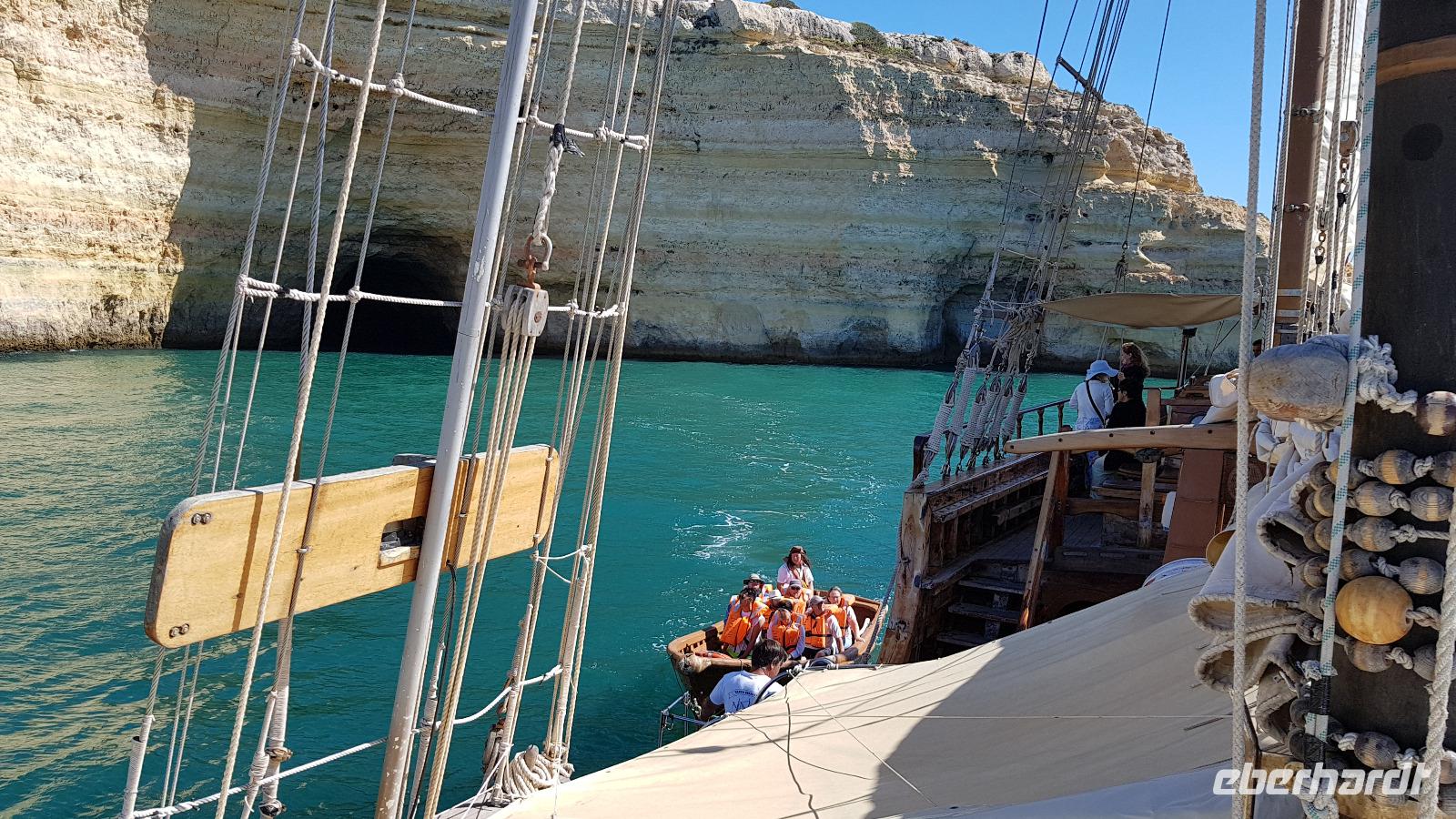 in den Beibooten die Höhlen erkunden