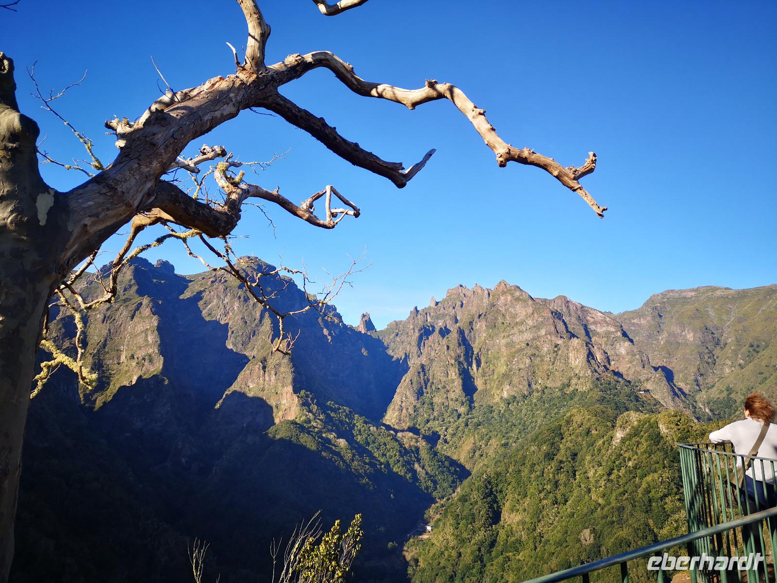 Aussichtspunkt mit Blick auf Pico do Arieiro Madeira
