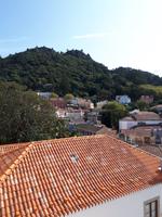 Blick auf umgebene maurische Burganlage